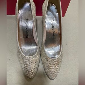Adorable vintage silver heels by Jacques Levine in size 7